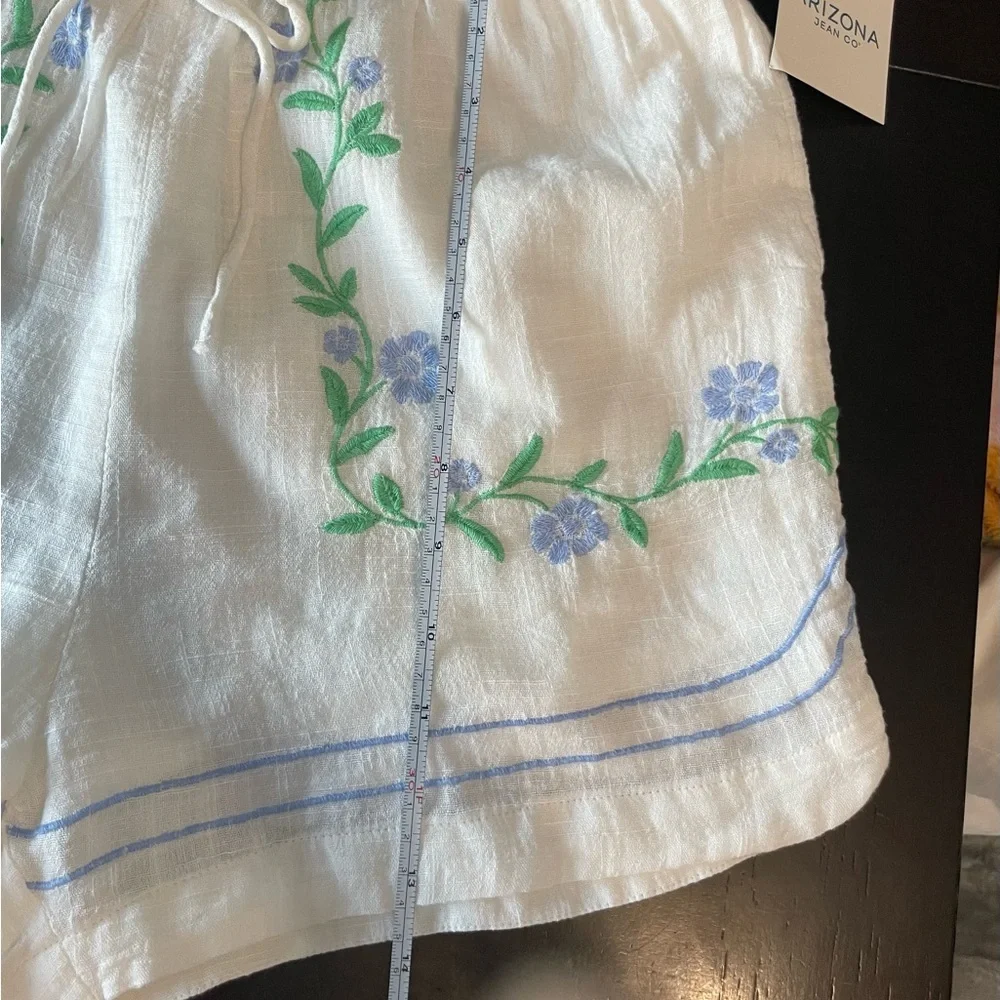 BNWT Arizona Women’s White Floral Embroidered Shorts in size medium - Picture 8 of 10